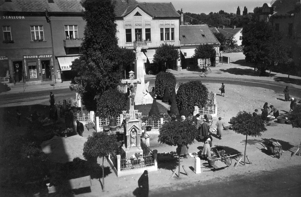 Fő (Darányi) tér, I. világháborús emlékmű (Székely Károly), 1935. Forrás: Fortepan / Ted Grauthoff
