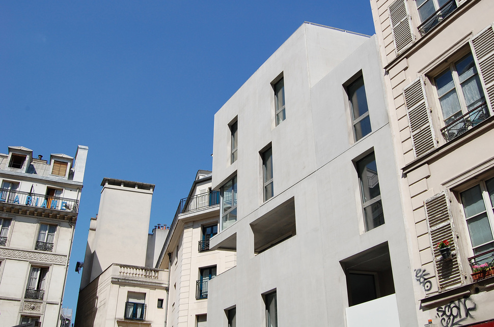 Foghíjbeépítés a Marais negyedben, ahol az épület formálása és színvilága követi a történeti mintákra reflektál és egyben a klímaváltozás kihívásaira keres építészeti válaszokat. Fotó: Benkő Melinda

