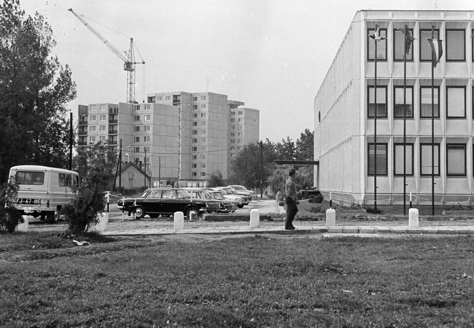 Fő (Szabadság) tér, jobbra a Megyei Tanács Járási Hivatala és Városi Tanács épülete, ma Városháza. Balra a Tanácsház utca és a mellette épülő panaelházak láthatók, 1974. Forrás: Fortepan / Belházy Miklós
