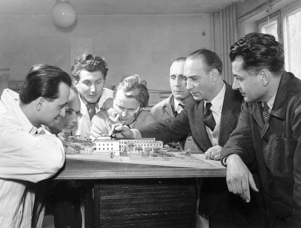 Gádoros Lajos műterme 1953-ban. Balról jobbra: Bartha Gyula, Kondoray Gyula, Márton István, Molnár Péter, Mühlbacher István, Gádoros Lajos, Belányi Rudolf (Forrás: Fortepan 11871. Gádoros Lajos adománya)
