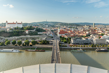 Pozsony történelmi városközpontja a várral, a Szlovák Nemzeti Felkelés hídjának tetején kialakított kilátóból. Az 1972-ben épült híd felvezető útja a vár és az óváros közé épült, tucatnyi évszázados épület, a zsinagóga és a zsidónegyed nagy részének lebontása után.

 
