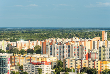 A város átalakulása ugyanakkor távolról sem az elmúlt három évtizedben kezdődött. Északon, a hegyek felé nem voltak kedvezők a terjeszkedés feltételei, így a Duna túlpartján épült fel az 1970-es években Európa egyik legnagyobb lakótelepe, Pozsonyligetfalu. Az épületek mögötti zöld vidék már Ausztria területe.
