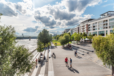 A Duna partja, az óváros környékét leszámítva, Pozsonyban sosem kapott közúti közlekedési funkciót, és ez a közelmúlt beruházásai során is így maradt. Az új épületek előtt tágas parkok alakultak ki, ahol a folyópart egy-egy térkövezett szakaszt leszámítva, természetes pázsiton érhető el, sok száz méter hosszan.

 
