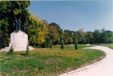 A helyreállított Orczy-kert részlet a Ludovika szoborcsoporttal. Fotó: Kiss József, 1995.
