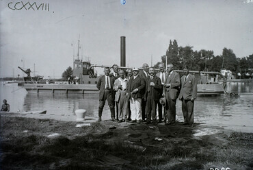 Siófok, a Somogy (1928) dízelmotoros kotróhajó vízre bocsátás után a sólyatéri öbölben. Előtte a Földművelésügyi Minisztérium, a Székesfehérvári Kulturmérnöki Központ és az építést végző hajógyár képviselői. Középen fehér sapkában Kaáli Nagy Dezső, a Balatoni Kikötők Magyar Királyi Felügyelőségének vezetője. Leltári jelzet: MMKM TFGY 2017.2.543, év: 1928 / Fortepan 122259 / Magyar Műszaki és Közlekedési Múzeum / Történeti Fényképek Gyűjteménye / Óbudai Hajógyár gyűjteménye
