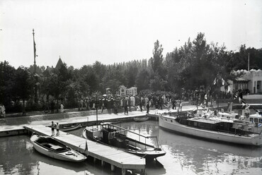 »Balatonföldvári "Kvassay Jenő" emlékmű avatása. Előtérben: Bölömbika, Nautica, Gr. Klebelsberg Kunó és a folyamőrség Lily motorosa, 1929.« Leltári jelzet: MMKM TEMGY 2019.1.1. 0834, év: 1929 / Fortepan 183373 / Magyar Műszaki és Közlekedési Múzeum / BAHART Archívum
