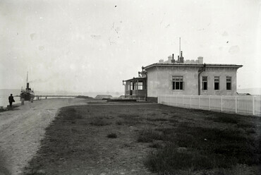 Balatonboglár, a kikötői őrház, balra a Helka (1891) csavargőzös. A felvétel 1920 körül készült. Leltári jelzet: MMKM TEMGY 2019.1.1. 0857, év: 1920 / Forrás: Fortepan 183392 / Magyar Műszaki és Közlekedési Múzeum / BAHART Archívum
