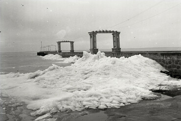 »Balatonalmádi móló mellett jégtorlódás 1930 után« Leltári jelzet: MMKM TEMGY 2019.1.1. 1079, év: 1932 / Forrás: Fortepan 183476 / Magyar Műszaki és Közlekedési Múzeum / BAHART Archívum
