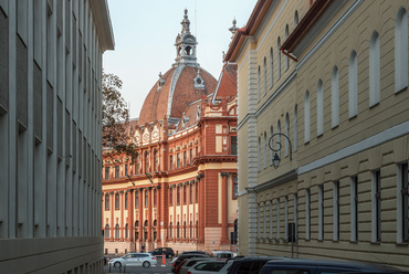 A Budapesten is számos középületet tervező Kiss István vázlatai alapján épült igazságügyi palota, mai nevén megyeháza. Hasonlóan ismert az 1987-ben használatos megnevezése, mint pártszékház, a novemberi brassói felkelés helyszíne, ami az 1989-es román forradalomhoz vezető út egyik első állomása volt.

 
