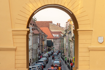 A klasszicista stílusban, 1828-ra megépült kapunak már nem szántak védelmi funkciót, ellenben a városba érkező közúti forgalom fontos áteresztő pontja a mai napig.

 
