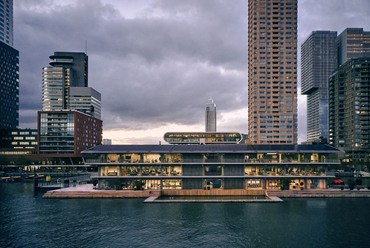 Úszó irodaépület, Rotterdam, Hollandia. A karbonlábnyom-csökkentést figyelembe véve tervezte a Powerhouse Company. Forrás: Dezeen
