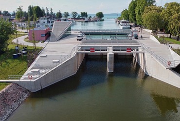 Siófoki nagyműtárgyak rekonstrukciója, üzemviteli épület és új köztér létesítése. Masterplan és építészeti tervezés: Térhálózat. Drón fotó: Pásztor Gábor
