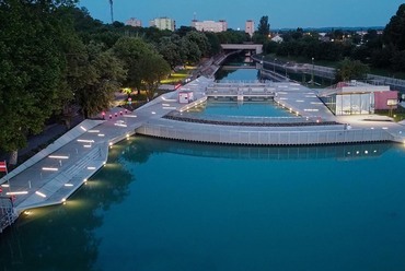 Siófoki nagyműtárgyak rekonstrukciója, üzemviteli épület és új köztér létesítése. Masterplan és építészeti tervezés: Térhálózat. Drón fotó: Pásztor Gábor
