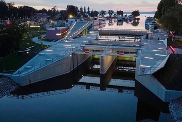 Siófoki nagyműtárgyak rekonstrukciója, üzemviteli épület és új köztér létesítése. Masterplan és építészeti tervezés: Térhálózat. Fotó: Drón fotó: Pásztor Gábor
