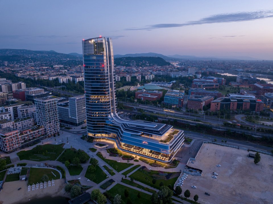 MOL Campus, Budapest – Építészet: Foster + Partners – Generál tervező: Finta és Társai Építész Stúdió Kft. – Belsőépítészet: KINZO Architecten GmbH – Belsőépítész partner: Minusplus Generáltervező Kft. – Fotó: Palkó György – Forrás: Krüllung Kft.
