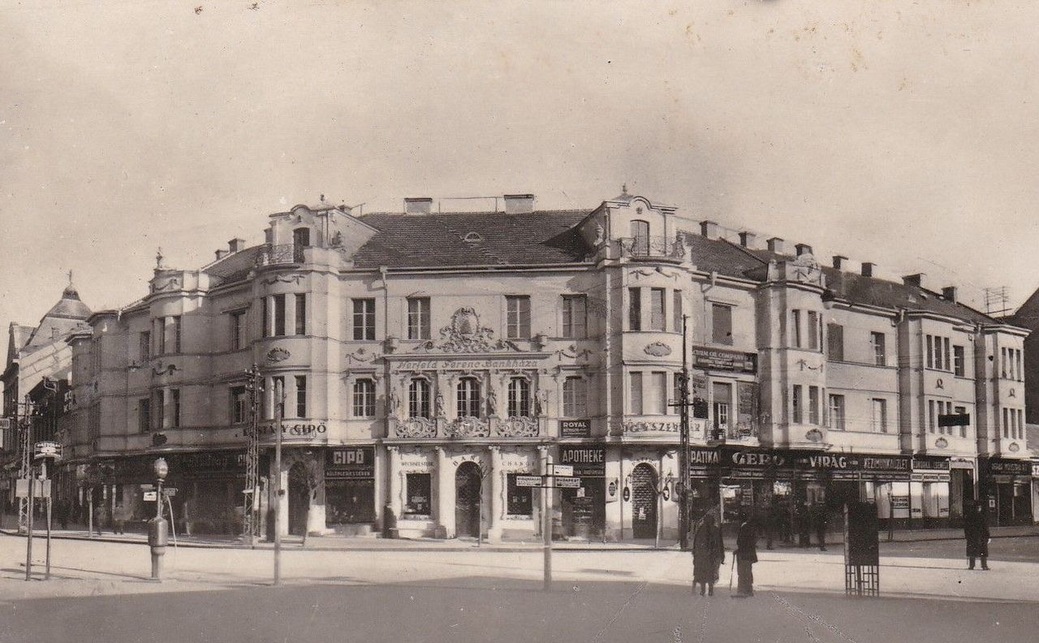 Nerfeld-palota, Szolnok, terv: Szende Andor, 1925 (vagy 29?), leégett: 1969, lebontották: 1982 - kép forrása: http://www.blogszolnok.hu/album_seta_a_netfeldpalota_elott
