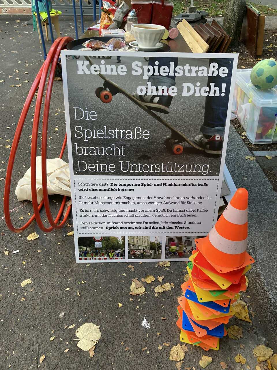 Egy kihelyezett plakát Berlinben, a Pohlstrasse-n @ Bündnis Temporäre Spiel­straßen. Fotó: Bogyó Virág
