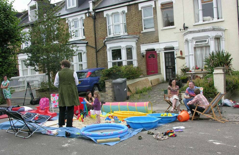 Játszóutca Londonban. © London Playstreets. Az Egyesült Királyságban szülők, nagyszülők, szomszédok, helyi szervezetek és önkormányzatok működnek együtt játszóutcák létrehozása érdekében. Forrás: @jatszoutcakat__budapestre
