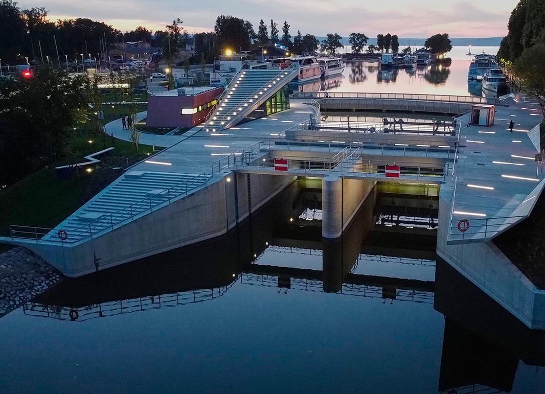 Siófoki nagyműtárgyak rekonstrukciója, üzemviteli épület és új köztér létesítése