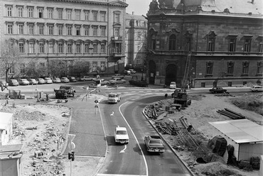 Nevenincs utca kialakulása a BKK központ és a leendő parkoló között, 1974. Forrás: Fortepan // Bojár Sándor // 195458
