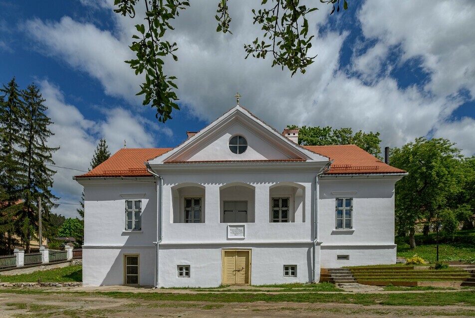 A gyergyószárhegyi plébániaépület restaurálása – Larix Studió