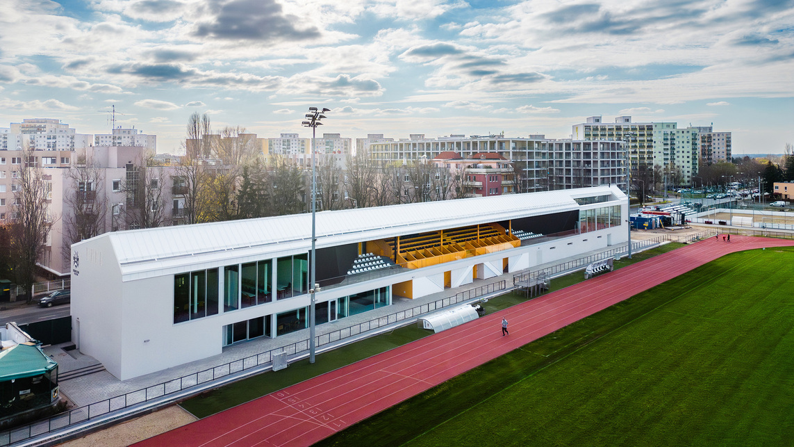 DEAC – Meglévő lelátóépület felújítása és bővítése többfunkciós épülettel, Debrecen. Tervező: Biró és Társa Építésziroda Kft. Fotó: Varga Attila
