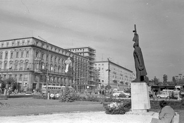 A Vörös csillag (Rába) szálló, az épülő „nyolcemeletes” és a „hatemeletes” látképe a Városháza elől 1963-ban. Fotó: Nagy József. Forrás: https://www.facebook.com/regigyor/
