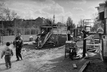 A Kolle 37 kalandjátszótér nem sokkal az átadás után, 1990-es évek eleje. Forrás: Martyn Sorge/Spielwagen I. gyűjtemény.
