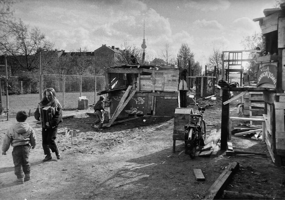 A Kolle 37 kalandjátszótér nem sokkal az átadás után, 1990-es évek eleje. Forrás: Martyn Sorge/Spielwagen I. gyűjtemény.
