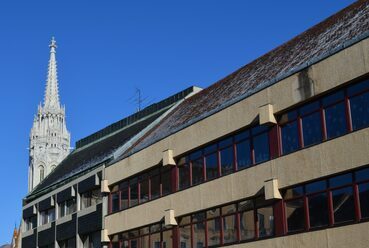 (jobbra) Budavári Általános iskola, Tárnok utca Tervező: Kangyal Ferenc, 1968-1969 / Fotó: Csertán Tamás / Budapest 100
