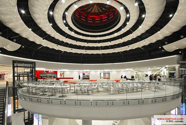 Victoria Shopping Center, Lengyelország. A spirális szerkezet egy 45 000 m2-es lengyen bevásárlóközpont mennyezetén található. Az épületben 2 200 m2 alapterületen használták a Barrisol termékeit. Forrás: Barrisol / BB Works Interior
