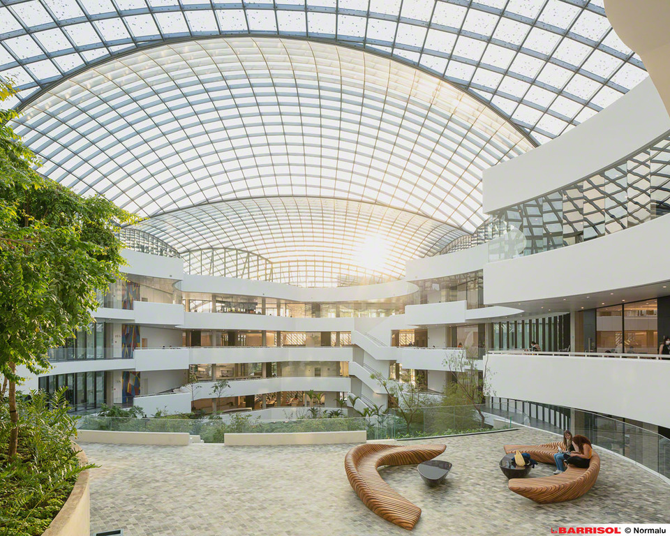 Albert Einstein Center, Brazília. Barrisol Microsorber hő- és UV-álló termékét választották, amely mikroperforált és tökéletesen illeszkedik az üvegtetőhöz a 45 000 m2-es épületben. Forrás: Barrisol / BB Works Interior
