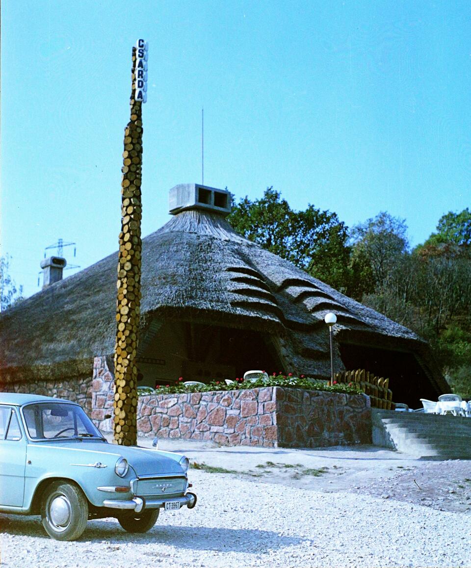 Csákányosi csárda (Makovecz Imre, 1968.). Forrás: fortepan_113660
