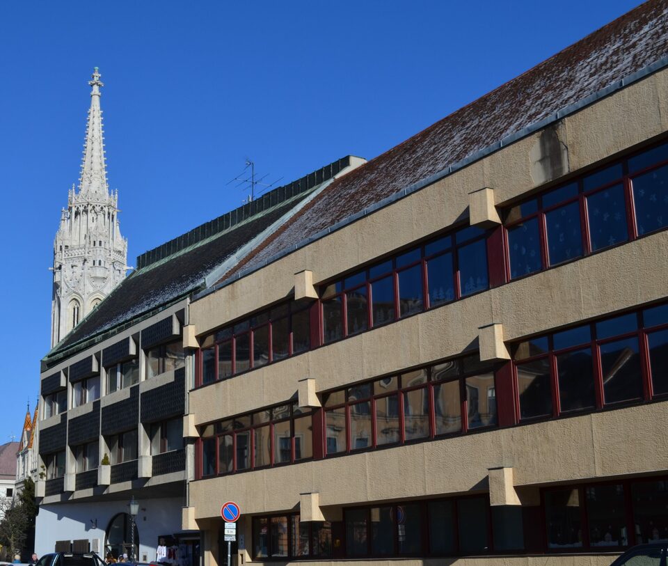 (jobbra) Budavári Általános iskola, Tárnok utca Tervező: Kangyal Ferenc, 1968-1969 / Fotó: Csertán Tamás / Budapest 100
