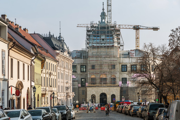 Az épület várnegyedre néző, tekintélyes méretű homlokzata lassan formát ölt, jól látható, hogy a kupola részben üvegből készül.
