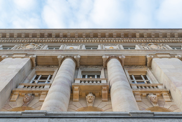 A bankrendszerről, a bankárról, a bankról és a bank épületéről a Magyarországon regnáló politikai berendezkedések és az állam által támogatott ideológiák különféleképpen vélekedtek, folyamatosan újra és újradefiniálva a bankokkal kapcsolatos társadalmi képzeteket. A bank funkciója és a bankban zajló munka természete szintén jelentősen átalakult az elmúlt száz évben.  A Magyar Nemzeti Bank székházának jelenlegi felújítása ezeknek a kulturális és funkcionális átalakulásoknak a sűrű építészeti lenyomata. Bár a bankról alkotott kép és az intézmény működése folyamatosan változik, Alpár Ignác Szabadság téri épülete 1905 óta áll és ad otthont a legjelentősebb magyar pénzügyi intézménynek.


 
