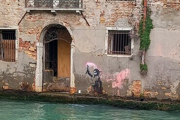 1. Velence Rio Novo, Palazzo San Pantalon, Banksy festményével a homlokzatán. Fotó Lampert Rózsa
