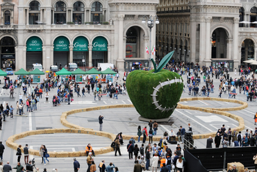 Milanó, Piazza del Duomo, az EXPO 2015 májusi  megnyitó ünnepsége, középen a Reintegrált Alma és a Harmadik Paradicsom szimbóluma szalmabálákból kirakva, Fotó: Pierluigi Di Pietro, Gabriele Basilico – FAI
