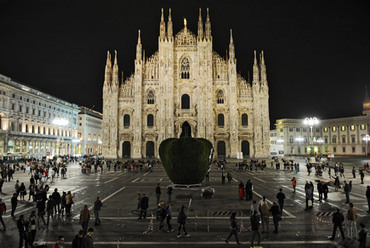 Milanó, Piazza del Duomo, az EXPO 2015 májusi  megnyitó ünnepsége, Reintegrált Alma esti  kivilágításban,Fotó: wikimedia commons
