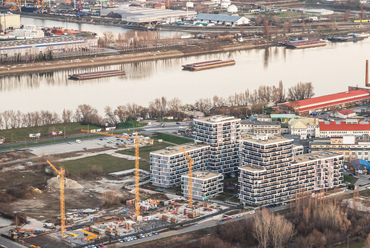 A terület sűrű beépítése már a 2010-es évek végén megkezdődött. Az első lakóparkok, mint a Budaparttól bő három kilométerre álló Savolya-ház, vagy a Kék Duna rezidencia is a sűrű, tömbös beépítés jegyében készültek, a képen látható budai Walzer projekt pedig már második üteménél tart.
