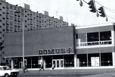 Debrecen első nagy bútoráruházát 1980. december 29-én adták át a Hámán Kató útja (mai nevén Füredi út) és a Dózsa György utca sarkán. Forrás: debrecenikepeslapok.blogspot.com
