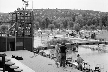 Balatonalmádi, Wesselényi strand. A "tutaj színház" és a nézőtér felállítása, 1963. Forrás: Fortepan 107136 / Hunyady József
