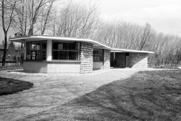 Balatonalmádi, a Wesselényi strandra vezető út, Bazársor a vasút mellett, 1962. Forrás: Fortepan 251653 / FŐMTERV, szerző: Domonkos Endre
