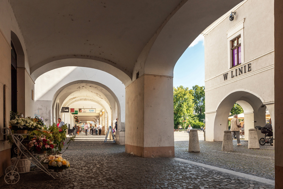 A városi tér dimenziói – hat árkádsor, hat történet