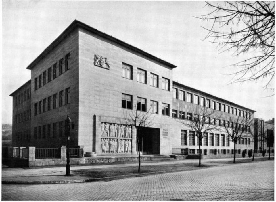 Főhomlokzat domborművel (forrás: Tér és Forma, 1943). Forrás: Ujbuda.hu
