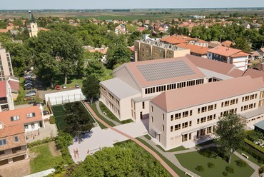 Az AXIS Építész Iroda megvételt nyert terve a nagykátai Váci Mihály Katolikus Általános Iskola pályázatán.
