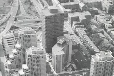 La Cité, Montréal (1973–1977) Multifunkcionális épületkomplexum, amely 120 millió dollárból valósult meg az 1976-os olimpia számára. A négy városblokkra kiterjedő, 2,8 hektáros projekt lakó- és közösségi funkciókat egyesít. (1973–1977). [V. Juster. Forrás: Schmertz 1978, 111. o.]
