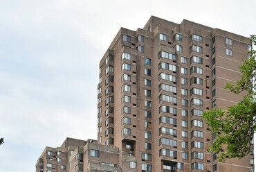 A La Cité épületegyüttes Montréal belvárosában. [Ismeretlen szerző. Forrás: Schmertz 1978, 113. o.]
