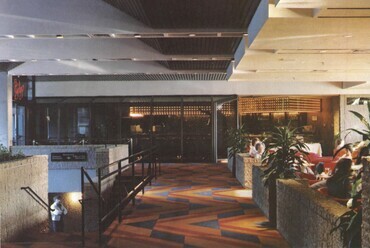 A La Cité épületegyüttes Montréal belvárosában. [Mike Drummond. Forrás: Schmertz 1978, 115. o.]
