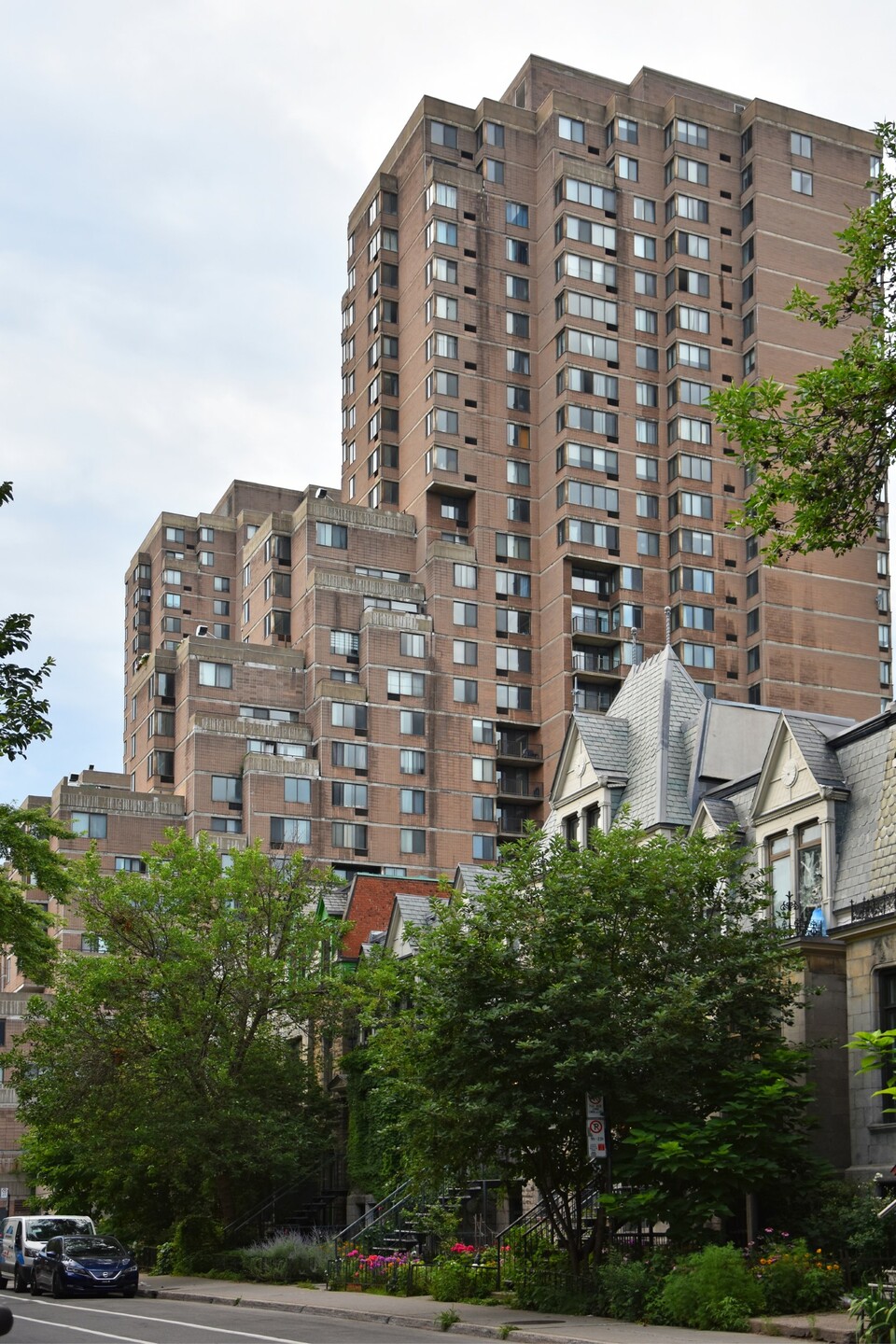 A La Cité épületegyüttes Montréal belvárosában. [Ismeretlen szerző. Forrás: Schmertz 1978, 113. o.]
